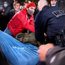 HAOS U CENTRU PARIZA! MIGRANTI NAPRAVILI KAMP NA TRGU: Specijalci im rasturili šatore, oni odbijali da odu (VIDEO)