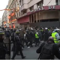 HAOS U FRANCUSKOJ JOŠ TRAJE! Putevi BLOKIRANI, ima POGINULIH! Više od 200 povređenih! (VIDEO)