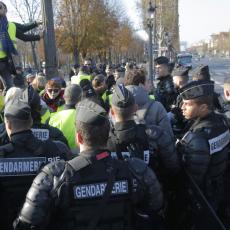 HAOS U FRANCUSKOJ SVE VEĆI! Cela država u BLOKADI zbog masovnih protesta! Policija UPOTREBILA ORUŽJE, ima mrtvih! (FOTO/VIDEO)