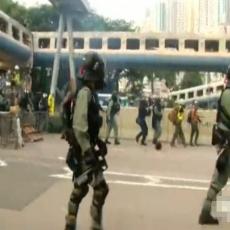 HAOS U HONG KONGU! Demonstranti krenuli CIGLAMA, ŠIPKAMA I PRAĆKAMA na POLICIJU! (VIDEO)