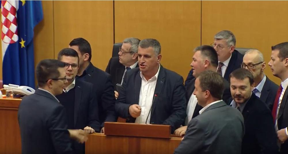 HAOS U HRVATSKOM SABORU: Sednica prekinuta, opozicija zauzela govornicu, pretilo se oružjem!