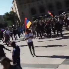 HAOS U JEREVANU, NE MIRE SE SA GUBITKOM KARABAHA! Probijen kordon policije, demonstranti prišli zgradi vlade! (VIDEO)