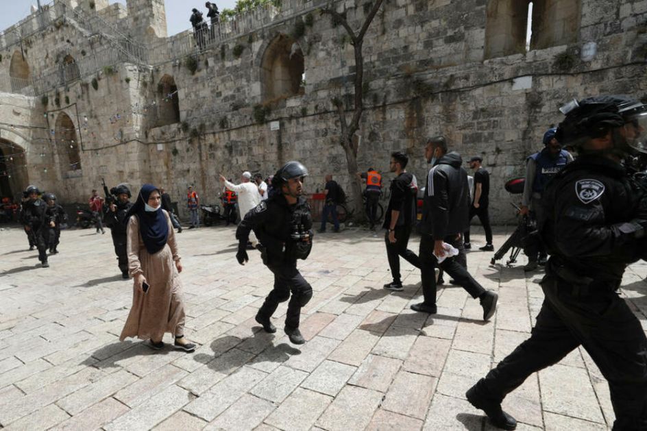 HAOS U JERUSALIMU SE NE SMIRUJE: Šok bombe, vodeni topovi i sukobi policije i demonstranata od ranog jutra VIDEO