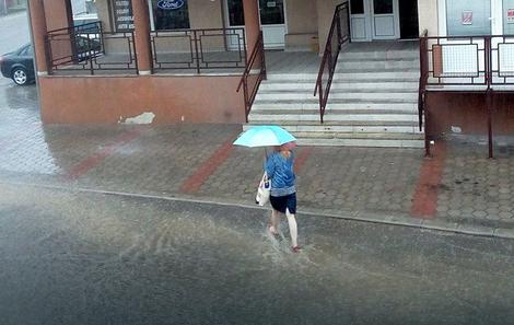 HAOS U LOZNICI Jaka kiša poplavila ulice i dvorišta