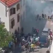 HAOS U MOSTARU: Navijačka tuča pred derbi meč Premijer lige u ulici Maršala Tita (VIDEO)