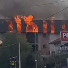 HAOS U NOVOM PAZARU: Plamen guta porodični dom, gusti dim obavija nebo (VIDEO)