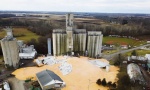 HAOS U OHAJU: Srušio se silos, 10.000 tona kukuruza zatrpalo put (VIDEO)