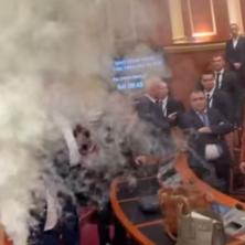HAOS U PARLAMENTU ALBANIJE: Dimne bombe, stolice, sve to usred sednice, ovakav CIRKUS se ne viđa često (VIDEO)