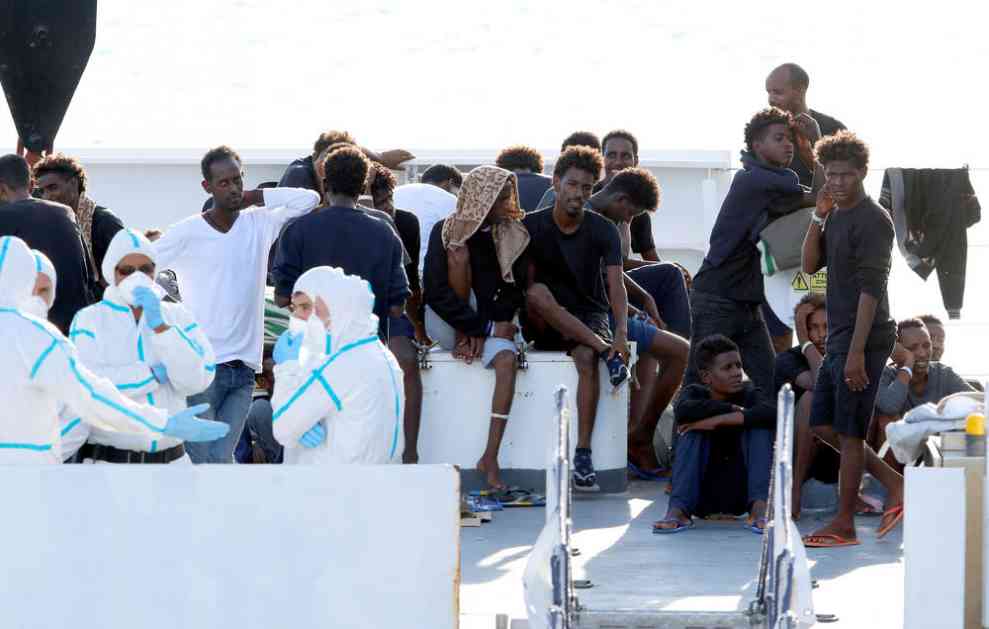 HAOS U SICILIJANSKOJ LUCI: Migranti započeli ŠTRAJK GLAĐU jer im ne daju da se iskrcaju sa broda (FOTO, VIDEO)