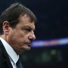 HAOS U TURSKOJ: Ataman besan ušao u sukob sa navijačima Efesa, njegov sin BACIO sve stvari tog kluba (VIDEO)