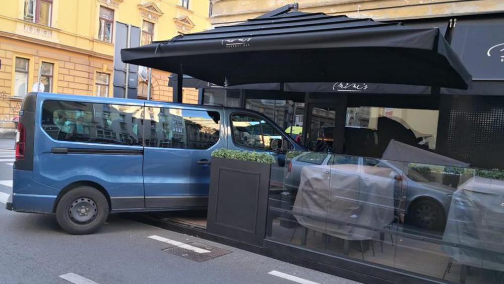 HAOS U ZAGREBU: Kolima se zaletela u kombi, on pokosio terasu restorana (FOTO)