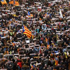 HAOS u Kataloniji: ŠTRAJK protiv hapšenja Pudždemona - Ljudi BLOKIRALI SAOBRAĆAJ i mašu transparentima (FOTO)