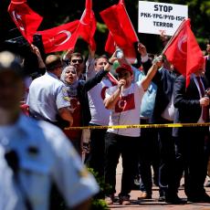 HAOS u Vašingtonu: Protesti ispred turske ambasade, devet ljudi povređeno (FOTO/VIDEO)