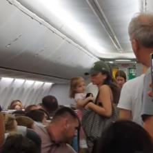 HAOTIČNA SITUACIJA U AVIONU NA BEOGRADSKOM AERODROMU: Putnica odbija da se veže, policija morala da reaguje - društvene mreže podivljale (VIDEO)