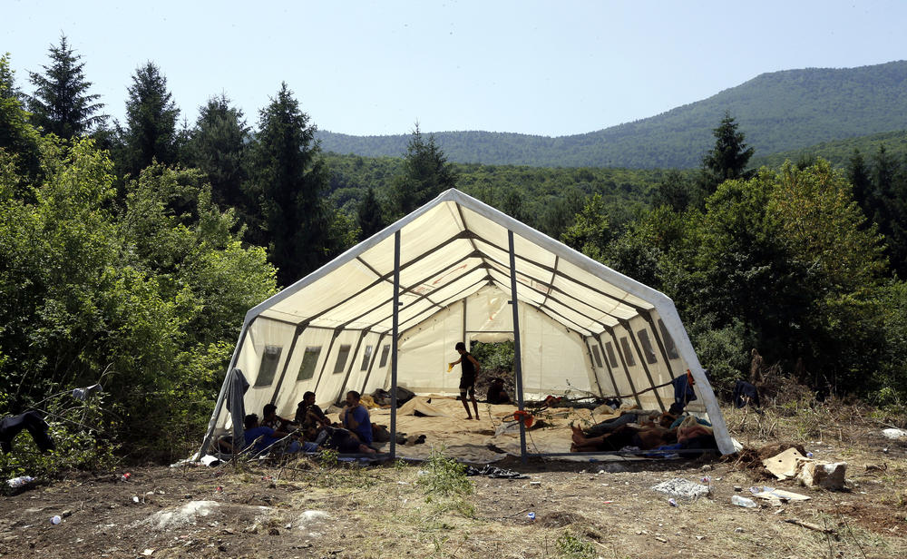 HAOTIČNO U BiH: Migrantski kampovi neće biti zatvoreni, ali će tamo biti kao u karantinu! Uvode se stroge mere nadzora