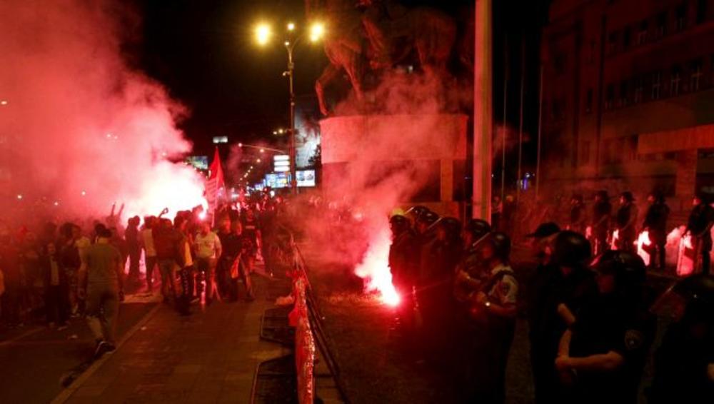 HAPŠENJE ZBOG NASILJA NA PROTESTIMA U SKOPLJU: Privedeno 10 učesnika skupa protiv promene imena Makedonije