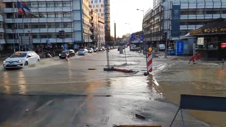 HAVARIJA U BEOGRADU! Pukla vodovodna cev i napravila HAOS! Taj deo Beograda BEZ VODE! Izbegnite ove ulice (VIDEO)