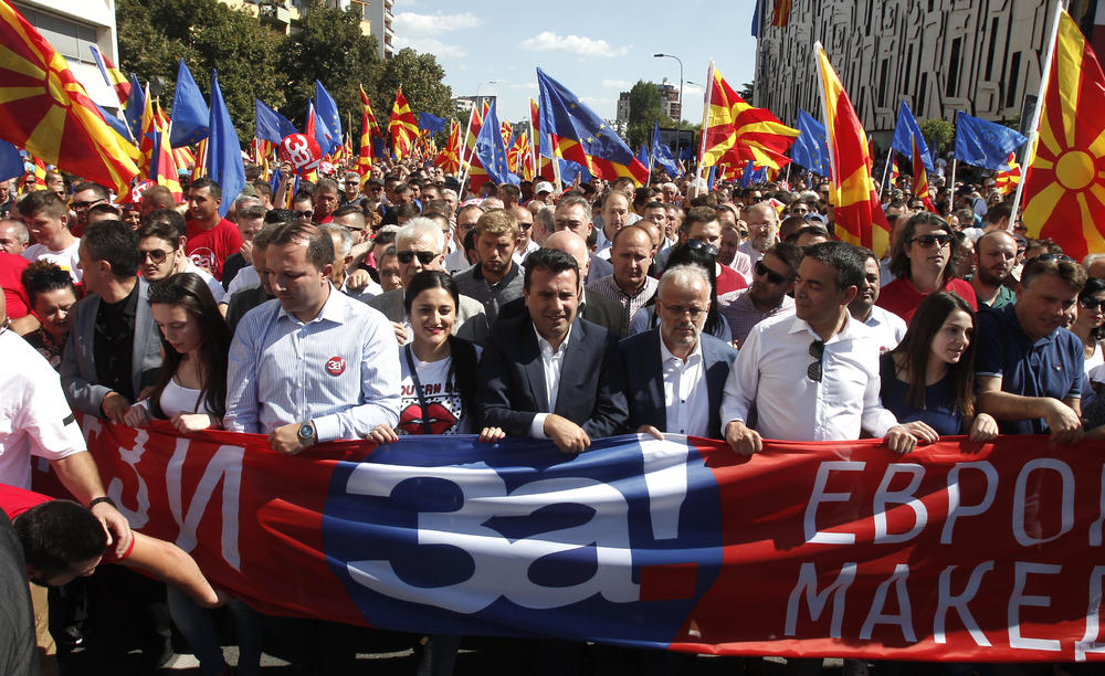 HILJADE LJUDI NA ULICAMA SKOPLJA, ZAEV PORUČIO: Zgrabite istorijsku priliku na referendumu, podržite porazum o imenu! ULICE pune zastava Makedonije i EU! (FOTO)