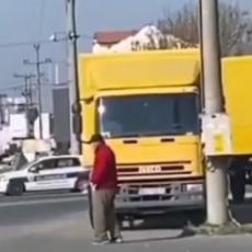 HIT NAD HITOVIMA: Deka sa štapom kršio meru zabrane izlaska, pa se brzo sakrio iza kamiona kada je video policiju (VIDEO)
