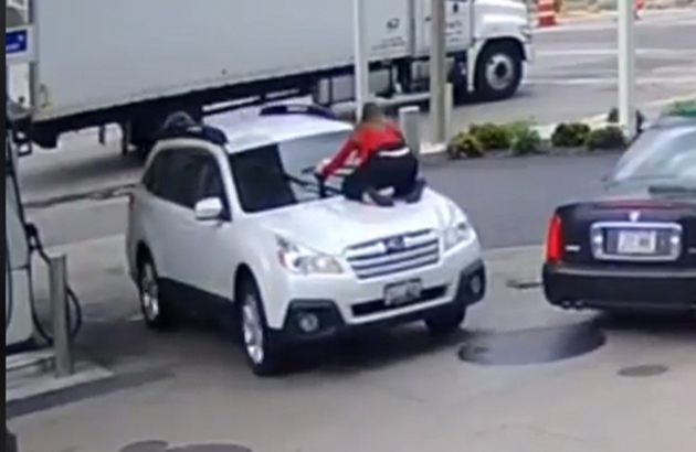 (HIT VIDEO) E NE DAM TI SVOJ DZIP Devojci pokusali da otmu auto na benzinskoj pumpi ali OVO NISU OCEKIVALI