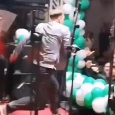 HIT VIDEO: Lider SDP se poput rok zvezde bacio u publiku, ponela ga atmosfera (VIDEO)