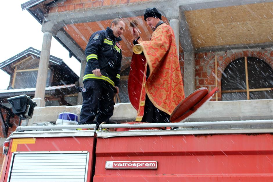 HIT: Vatrogasci dovezli Bogojavljensku vodu FOTO