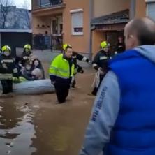 HITNA EVAKUACIJA U BOŠNJAČKOJ MAHALI, SKLONJENO 50 PORODICA NA BEZBEDNO: Voda brzo prodire i zgrade su poplavljene! (VIDEO)