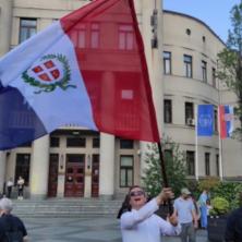 HOĆE DA MENJAJU ZASTAVU SRBIJE: Georgijev i Beširi rodonačelnici novog zahteva političkih protesta (FOTO)