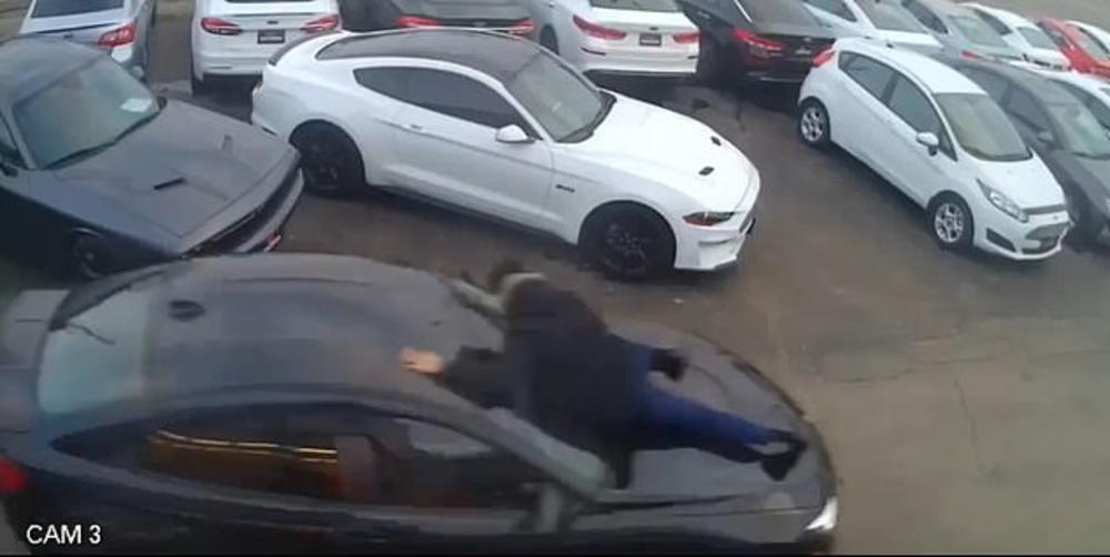 HOROR KUPOVINA AUTOMOBILA U KANADI: Lopovi seli da probaju kola, pa dodali gas i udarili prodavca! (VIDEO)