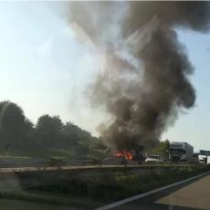 HOROR NA AUTOPUTU BEOGRAD - NIŠ: Zapalio se autobus, ljudi u panici beže ka njivi! NEMA STRADALIH! (FOTO/VIDEO)