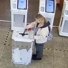 HOROR NA IZBORONOM MESTU U RUSIJI! Žena u biračku kutiju sipala sumnjivu boju (VIDEO)