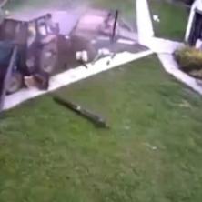 (UZNEMIRUJUĆI VIDEO) Isplivao horor snimak nesreće kod Užica - maloletnik uleteo TRAKTOROM u dvorište, ima povređenih!