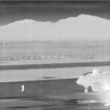 HOROR SCENA NA AERODROMU! Psihički bolesnik trčao za avionom, pa ostao MRTAV na licu mesta - Evo kako ga je usisao motor (VIDEO)