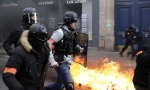 HOROR U PARIZU (UZNEMIRUJUĆI SADRŽAJ): Granata otkinula deo ruke demonstrantu „Žutih prsluka“ 