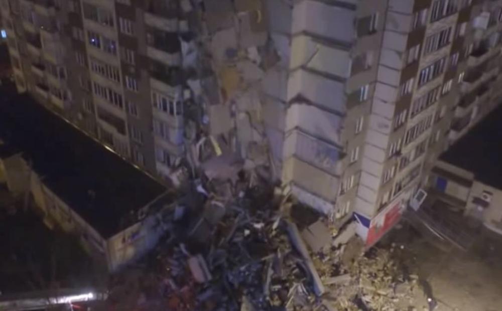 HOROR U RUSIJI: Urušila se zgrada u Novosibirsku, izvučena 2 mrtva tela! 10 ljudi je još uvek zarobljeno ispod ruševina!