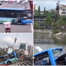 HOROR UŽIVO: Vozač namerno survao autobus u reku i ubio 21 osobu! (VIDEO)
