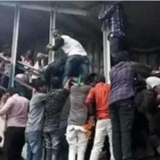 HOROR u Indiji: U stampedu putnika na železničkoj stanici mnogo MRTVIH, broj žrtava će rasti (VIDEO)