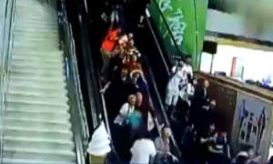 HOROR u TRŽNOM CENTRU: Silazili stepenicama, a onda je u deliću sekunde nastala BORBA za ŽIVOT! (VIDEO)