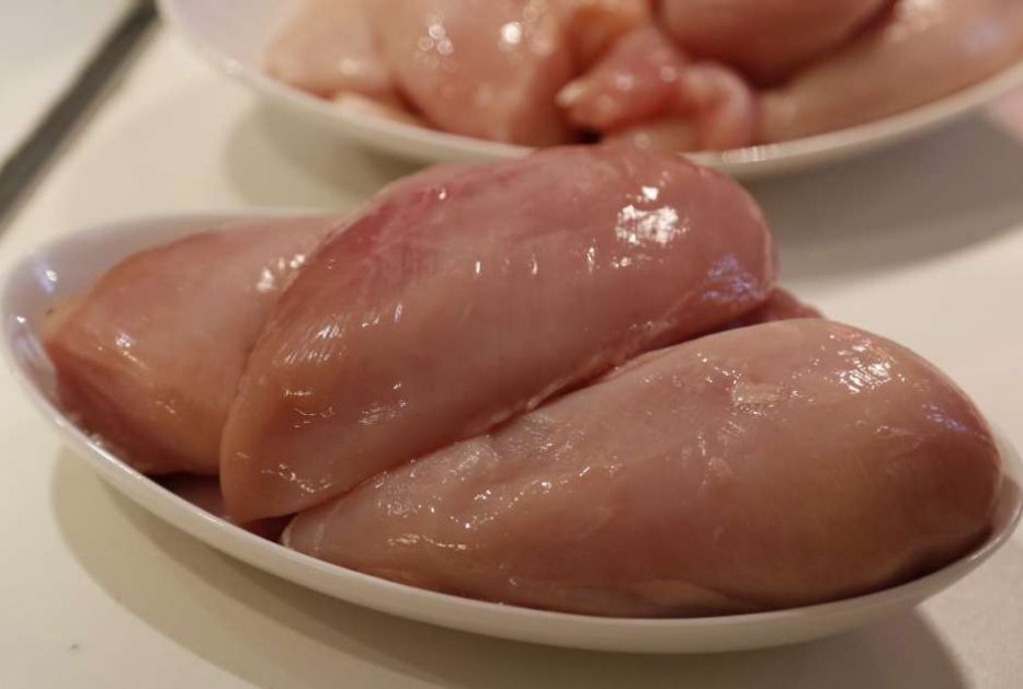 HOROR uoči večere: Piletina im OŽIVELA na stolu (VIDEO)