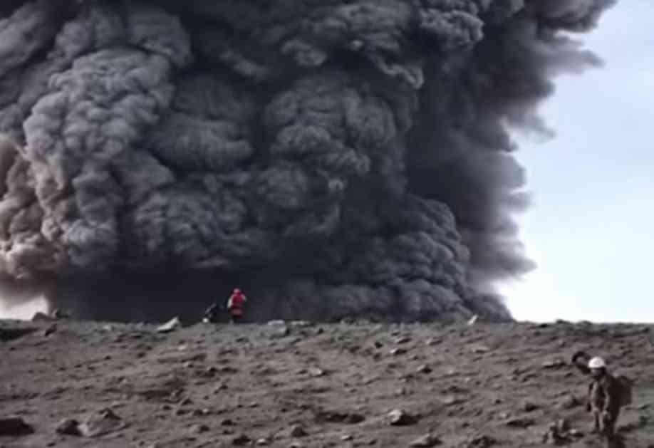 HRABROST ILI LUDOST: Evo kako izgleda kad se grupa planinara popne na vulkan USRED ERUPCIJE (VIDEO)