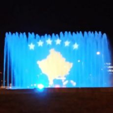 HRVATI NE PRESTAJU SA PROVOKACIJAMA: Sramna scena u Zagrebu - zastava lažne države osvanula na fontani (FOTO)