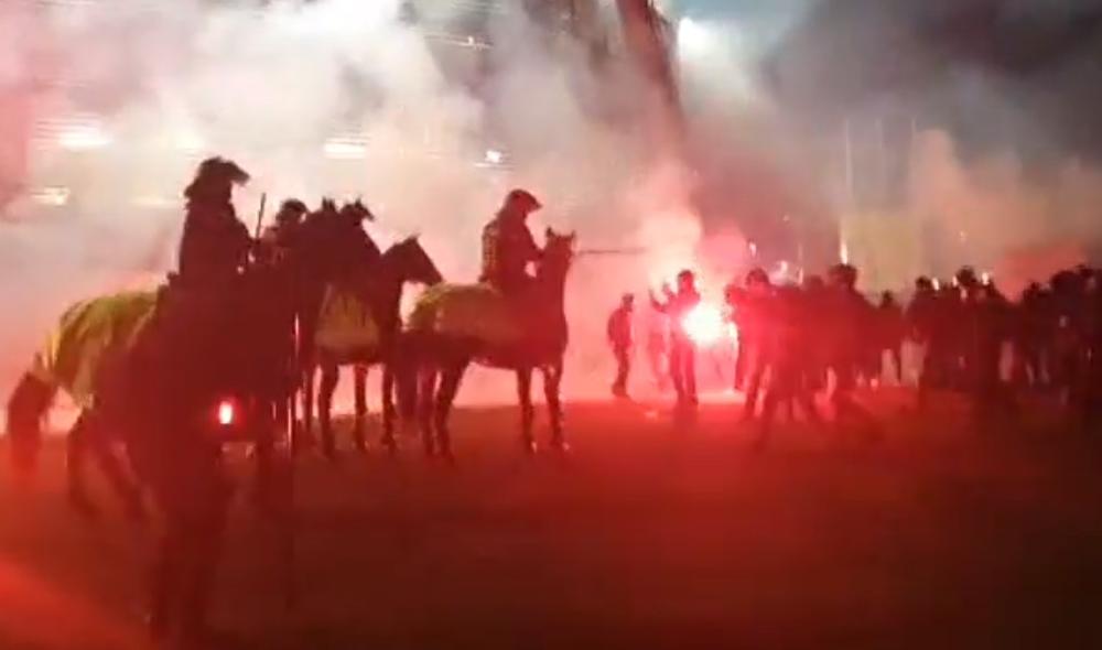 HRVATSKI NAVIJAČI NAPRAVILI HAOS U ČEŠKOJ: Pogledajte žestok sukob Bed blu bojsa i policije ispred stadiona u Plzenju (VIDEO)