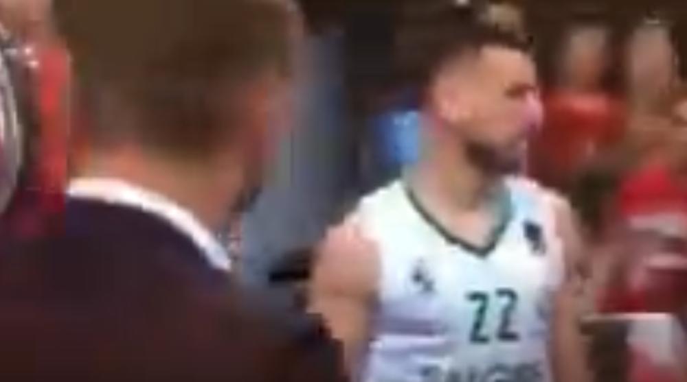 HULIGAN NAPAO VASU MICIĆA! Srpski košarkaš na udaru pomahnitalog navijača Ljetuvos Ritasa! Pogledajte šta mu je uradio! SKANDALOZNO! (VIDEO)