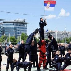 HVALA ŠTO VOLITE NAŠU NAJBOLJU I NAJLEPŠU OTADŽBINU: Predsednik pokazao koliko je PONOSAN na policiju Srbije (FOTO)