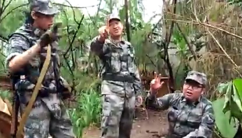HVALA TI, ARKANE: Kineski vojnici pevaju srpsku pesmu i pokazuju TRI PRSTA (VIDEO)