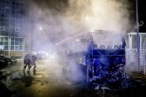 Hag gori: Protesti se oteli kontroli, policijska kola zapaljena VIDEO