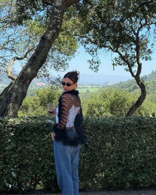 Hailey Bieber opet diktira trendove: Farmerke + crno su outfit predstojeće sezone