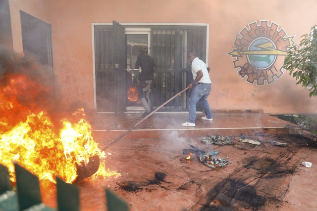 Haiti gori, noć iz pakla: Upali u predsedničku zgradu i MUP; Čule se eksplozije VIDEO