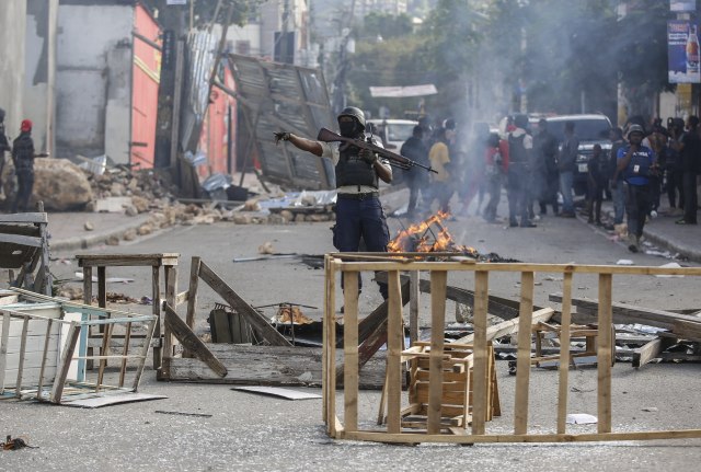 Haos na Haitiju, sukob sa policijom; Ima mrtvih FOTO