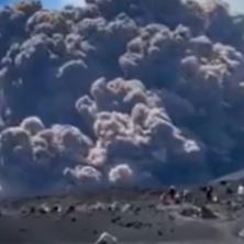 Haos na Siciliji: Erupcija vulkana Etna, turisti beže u panici - Oblak dima prekrio nebo (VIDEO)